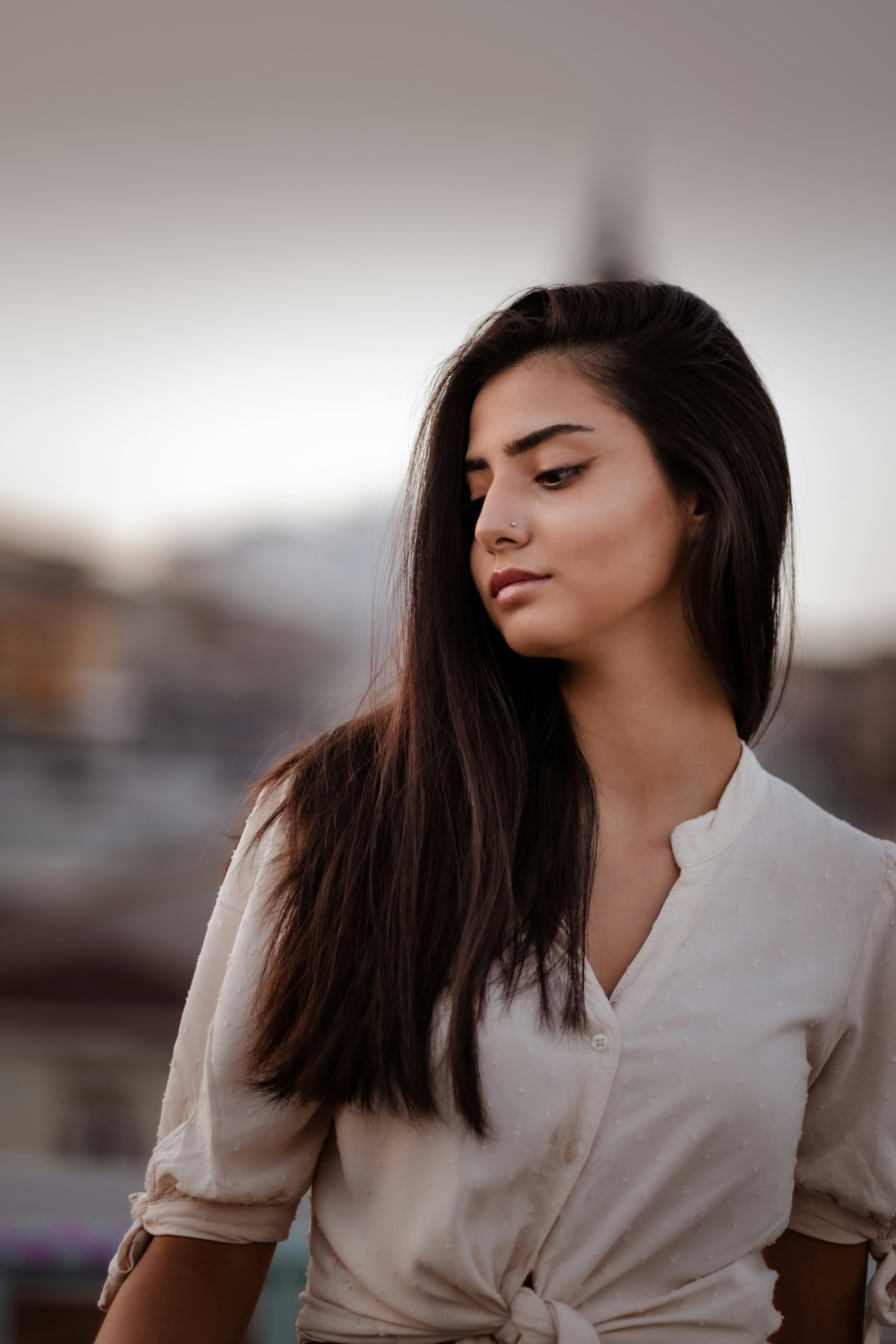 Kaers Woman in a white shirt with beautiful hair